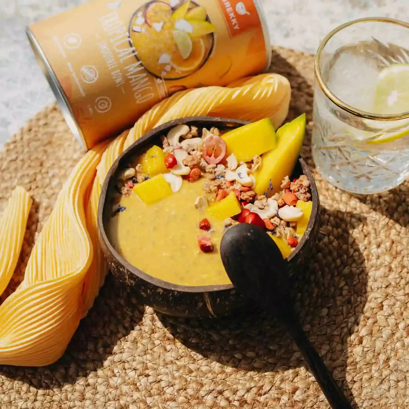 Smoothie Bowl Tropical Mango Angerichtet