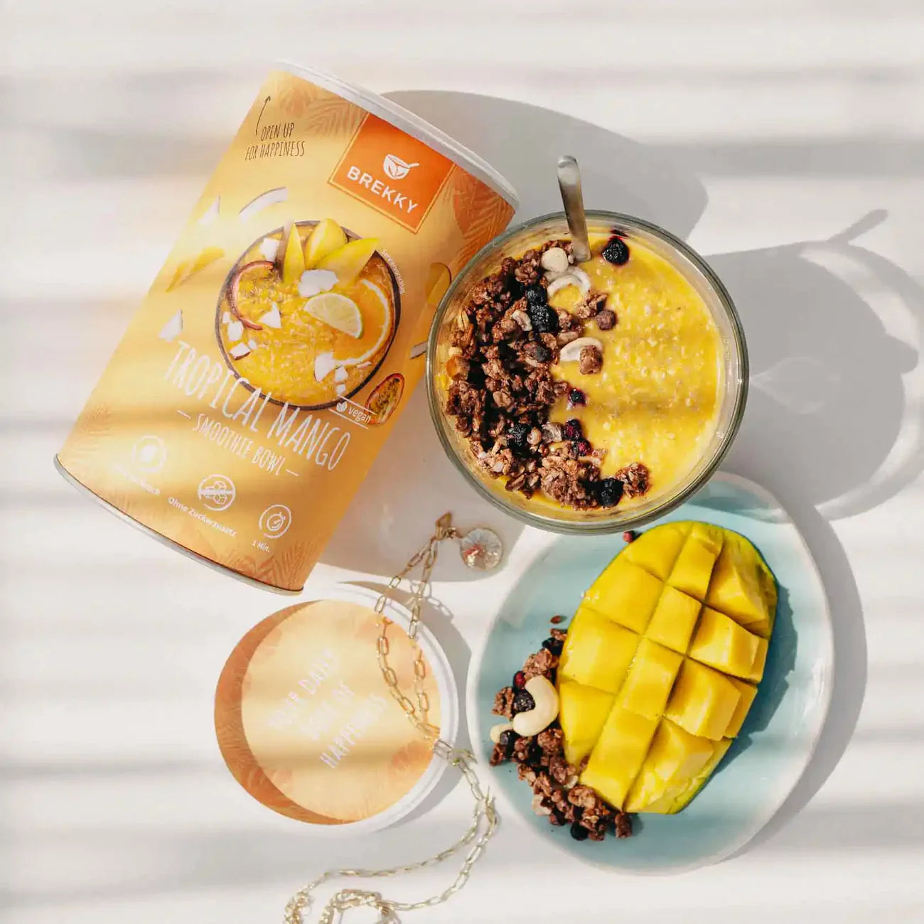 Smoothie Bowl Tropical Mango Angerichtet